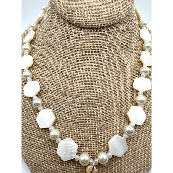 Vintage Boho Filagree Heart Shell Pendant Necklace Flowers White - Picture 6 of 9